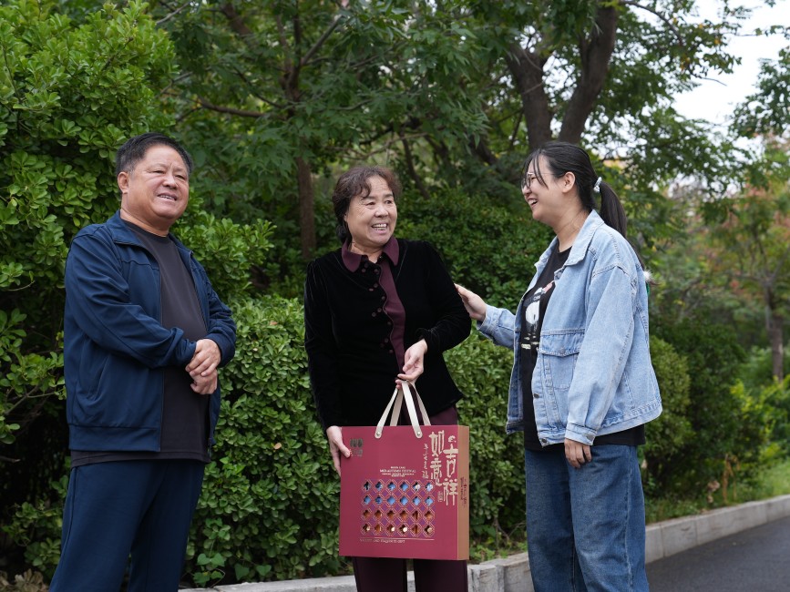 社区工作人员与辖区老党员拉家常。刘友辉摄