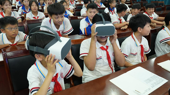 “千鄉萬村氣象科普行”暨氣象科技下鄉活動走進曲周縣酈商小學 。馬洵攝