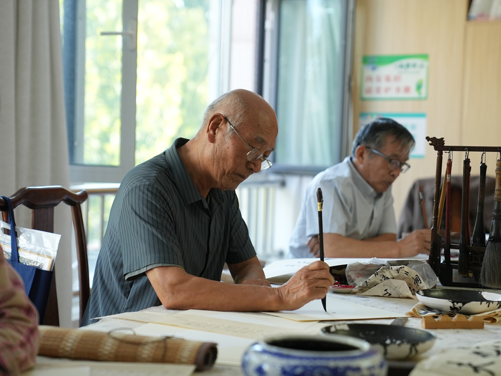 书法爱好者们现场创作，将对秋收的欢庆、对中秋团圆的期许凝于笔端、落于纸上。刘友辉摄