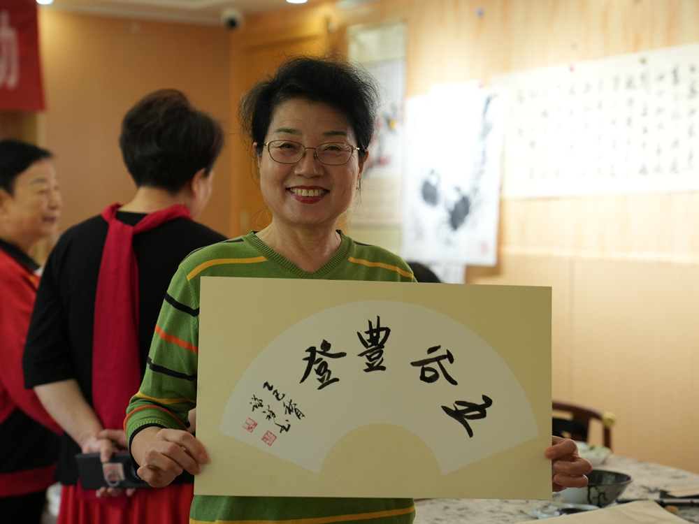 居民展示自己的书法作品。刘友辉摄