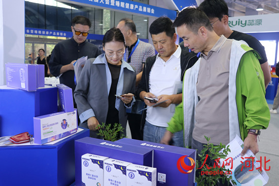 參展睡眠健康產品吸引了很多人關注。人民網記者 祝龍超攝