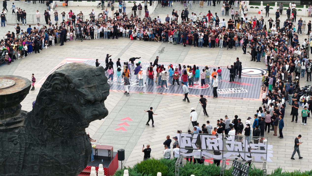 一场活力四射的街舞表演火热上演。付劲摄