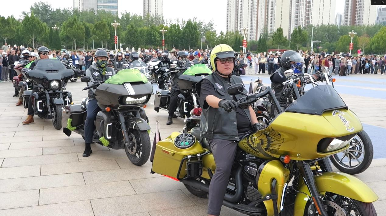 在沧州狮城公园,众多哈雷摩托车整齐集结。付劲摄