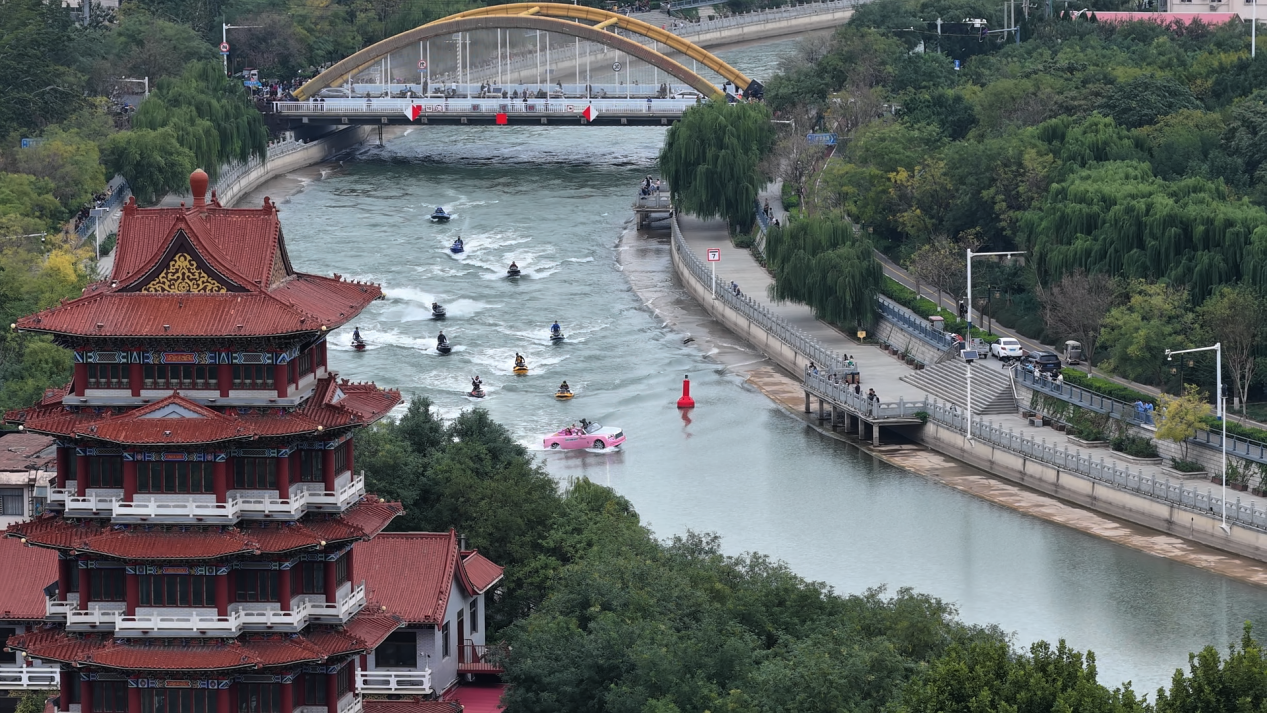 在大运河上,摩托艇队破浪驰骋,与清风路楼、彩虹桥相映成趣。贾玉龙摄