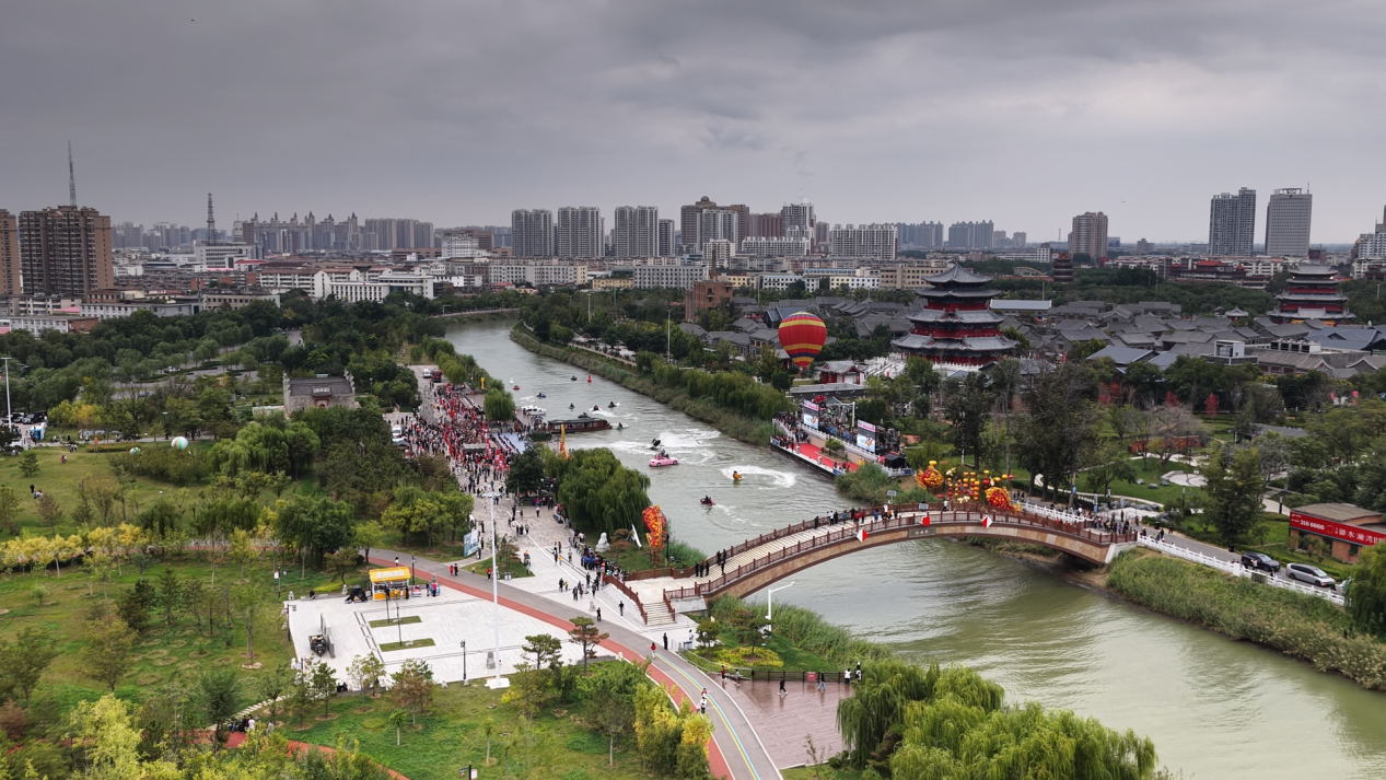 在百狮园南川古渡水路巡游表演区,游人如织共赏文旅盛宴。贾玉龙摄