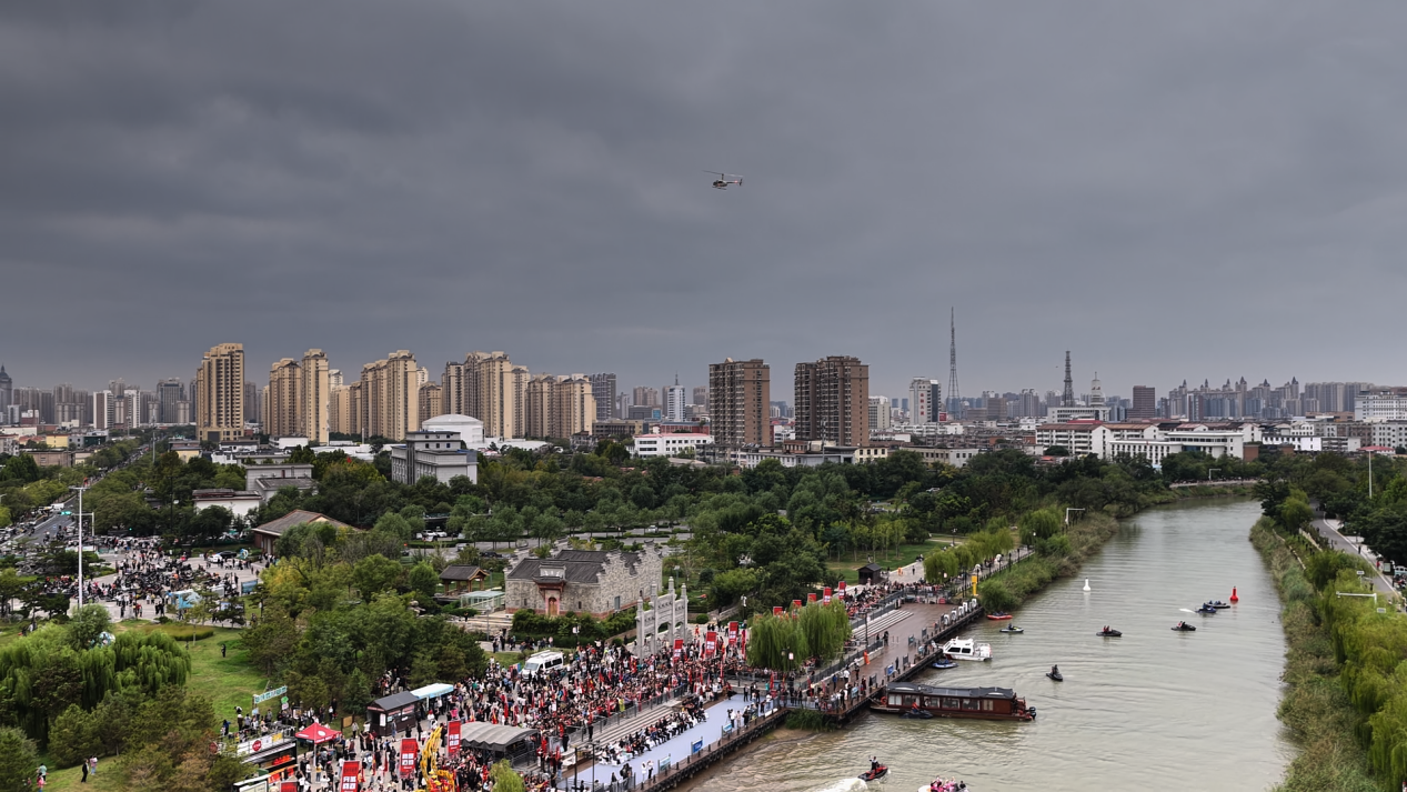 固定翼飞机空中巡游在百狮园上空飞跃。贾玉龙摄