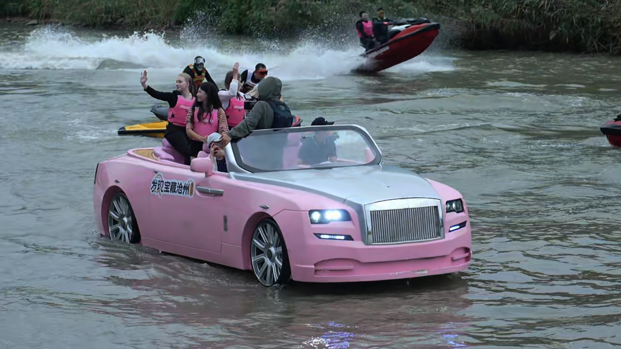 在河北沧州百狮园南川古渡水路巡游表演区,一辆印有“发现宝藏沧州”的粉色水上游艇炫酷亮相,为文旅展演增添吸睛亮点。贾玉龙摄