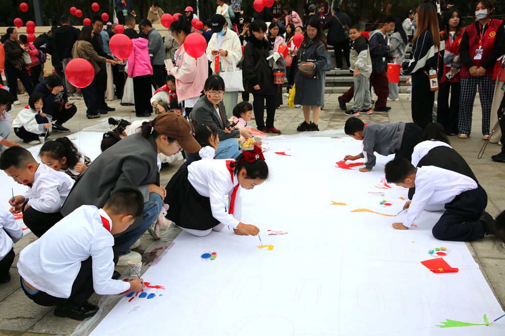 活動現場孩子們在繪畫。曹溢攝