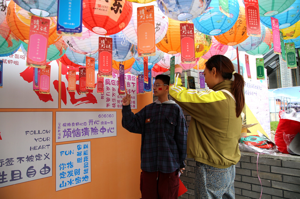 活動現場孩子們在猜燈謎。曹溢攝