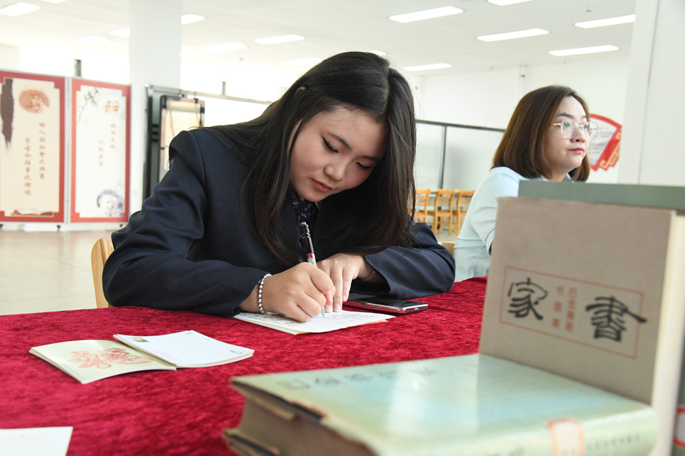 学生们在书写家书。董燮与摄