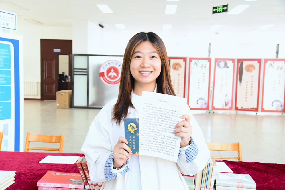 学生展示书写好的家书。董燮与摄