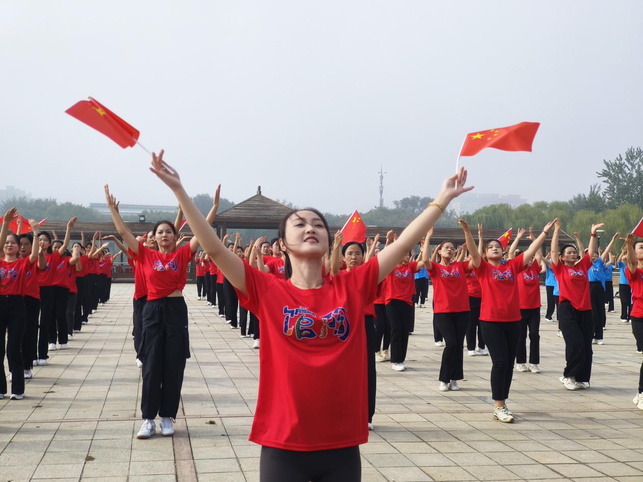 馆陶县公主湖湿地公园广场舞表演现场。郝立翠摄