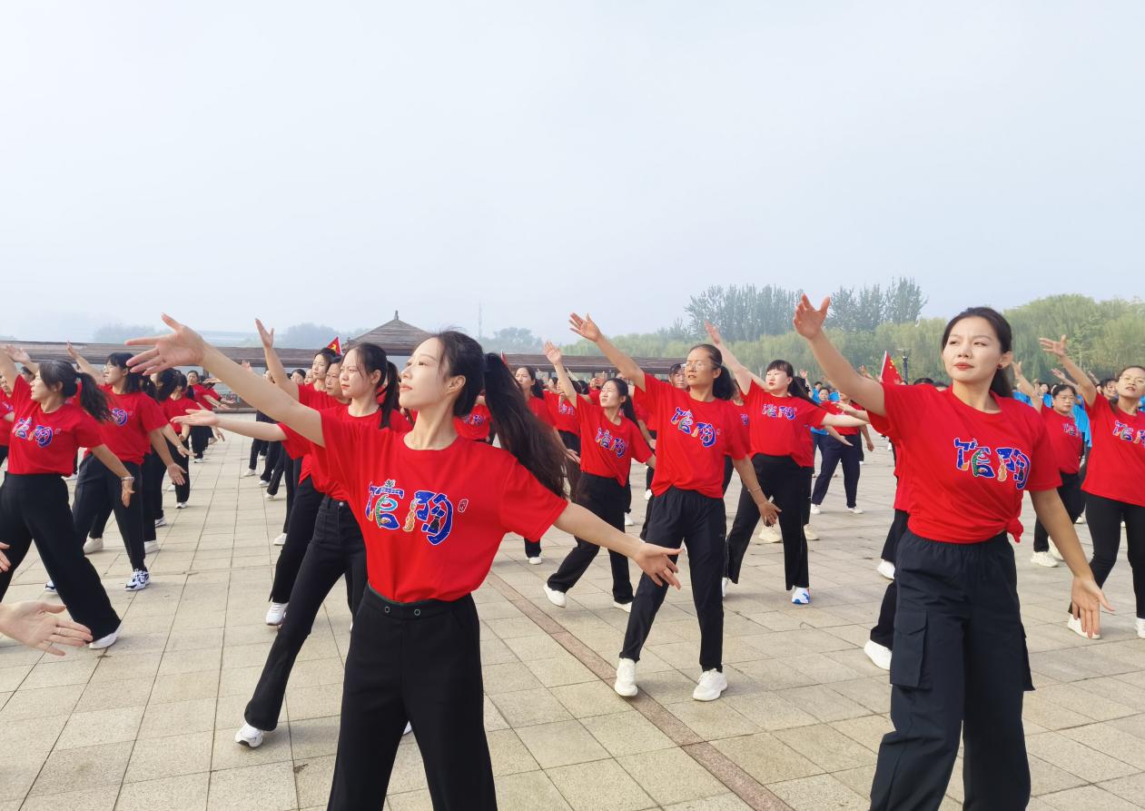 馆陶县公主湖湿地公园广场舞表演现场。郝立翠摄