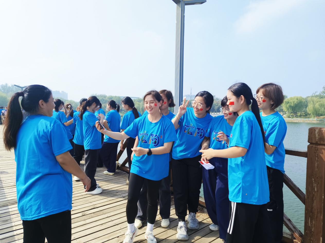 馆陶县广场舞和健身爱好者在公园拍照打卡。郝立翠摄