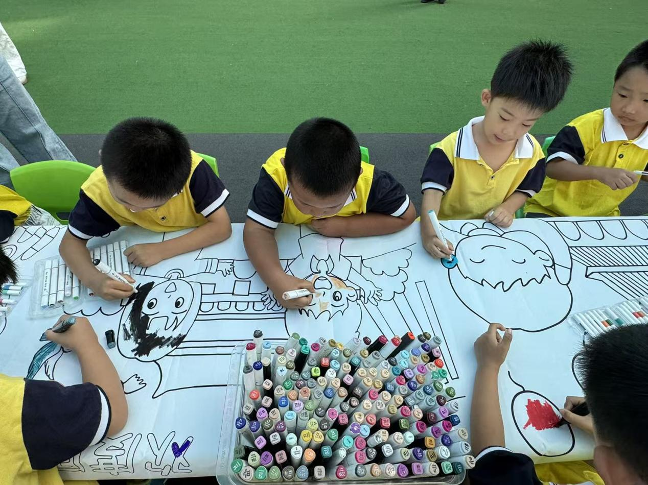 锦绣幼儿园小朋友一起画主题长卷。毕帅摄