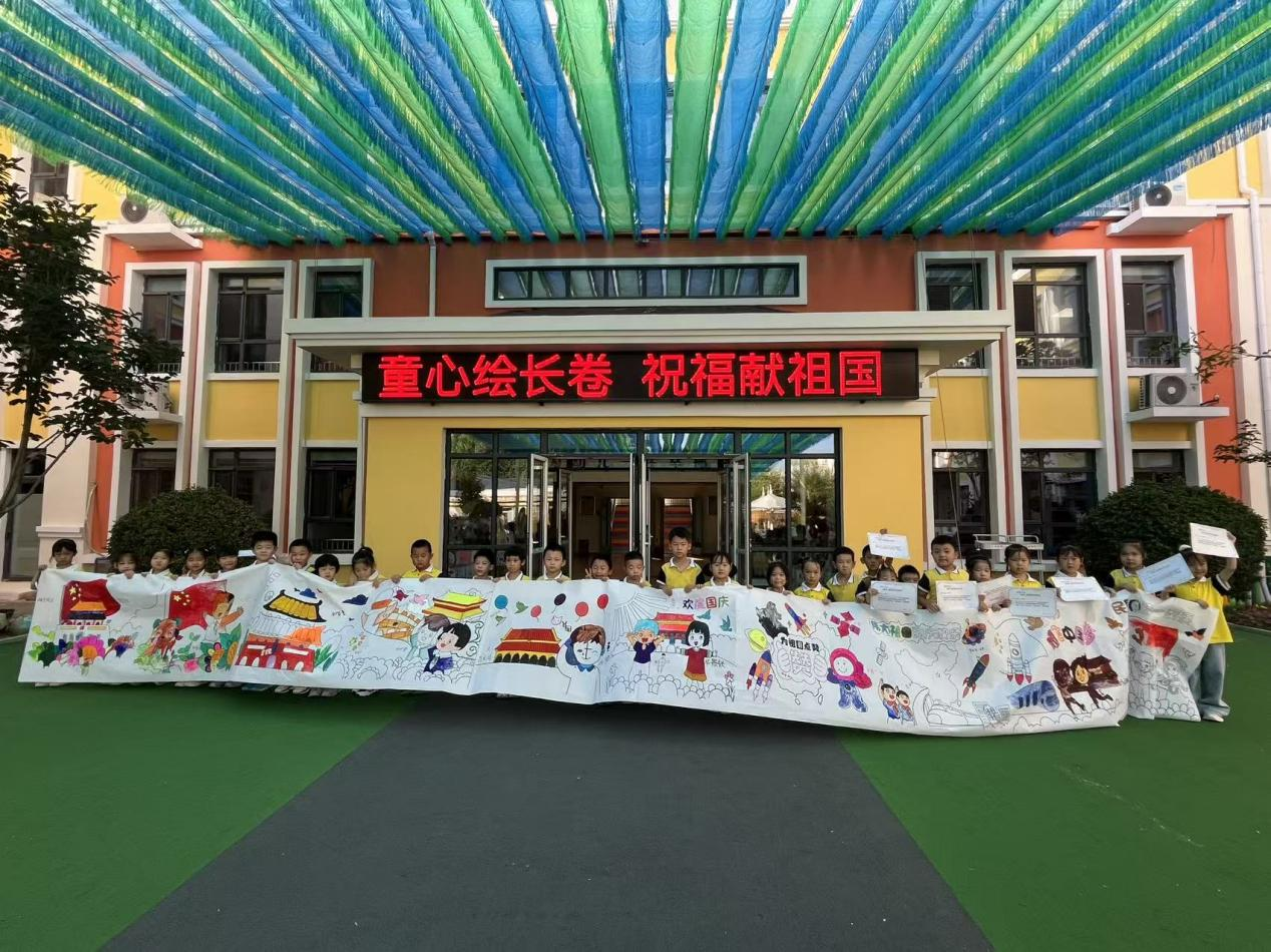 锦绣幼儿园的小朋友展示画作。毕帅摄
