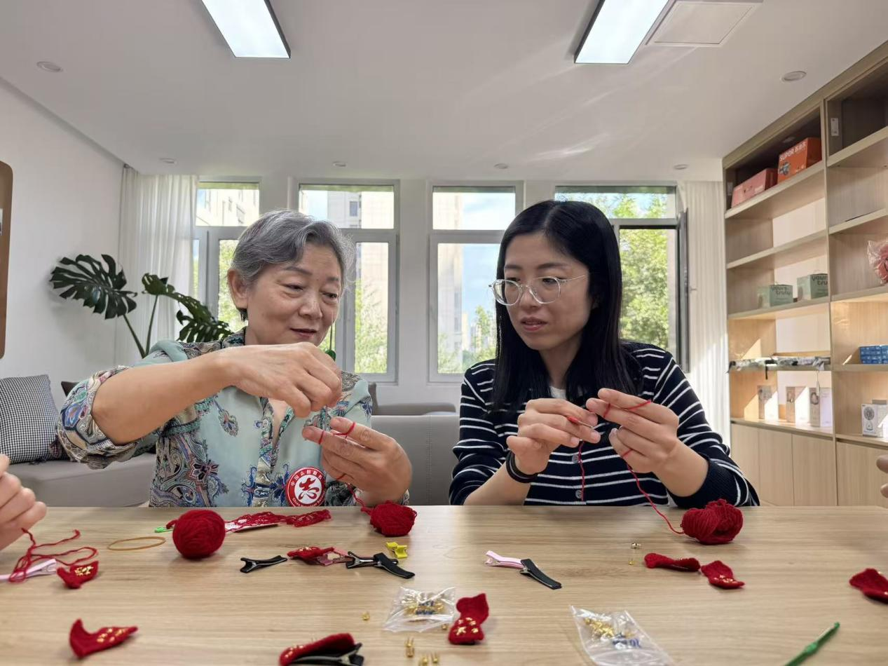 君熙太和社区居民制作手工。毕帅摄