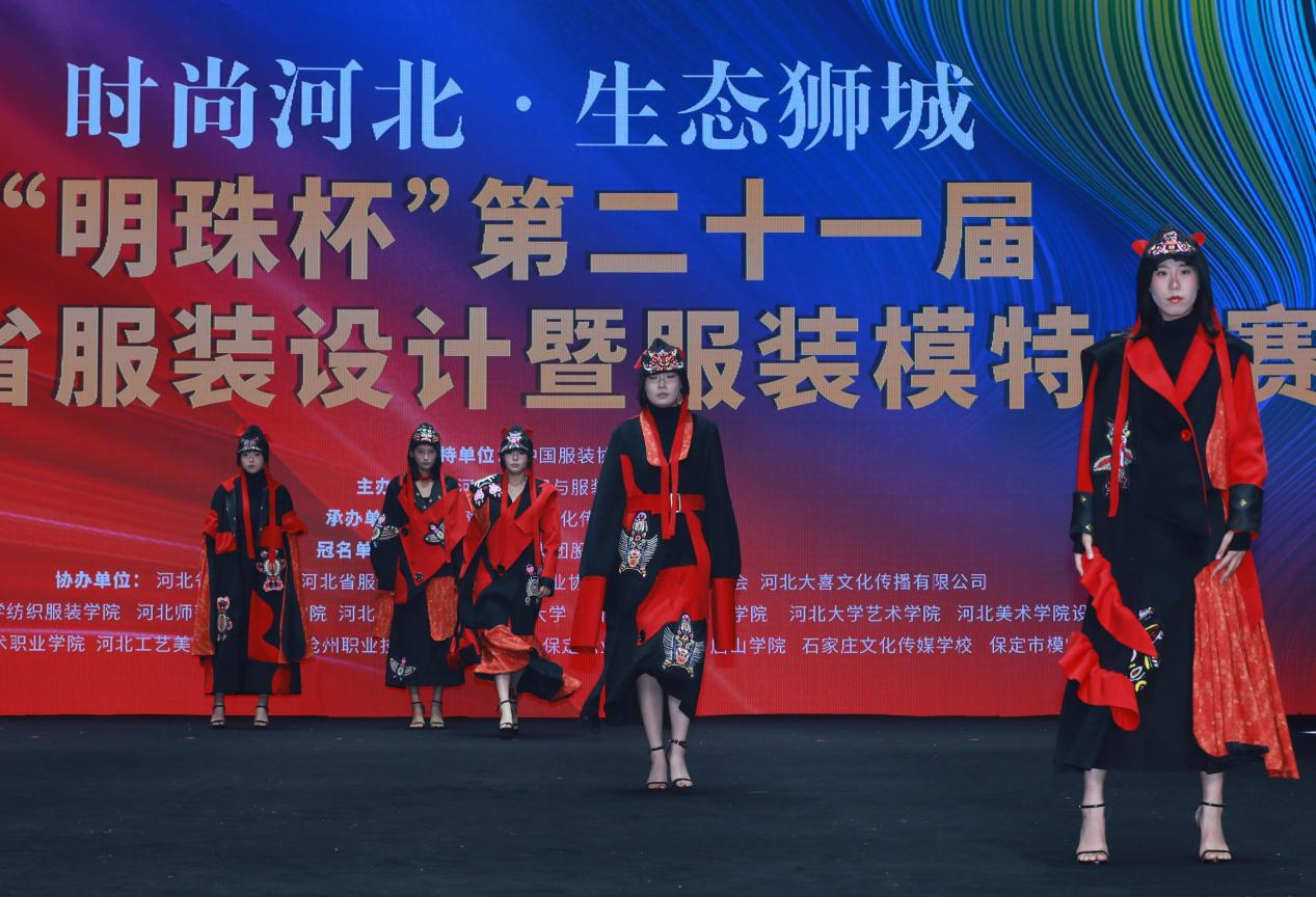 9月29日,模特在第八届河北时装周闭幕式上展示服装设计师作品。刘建发摄