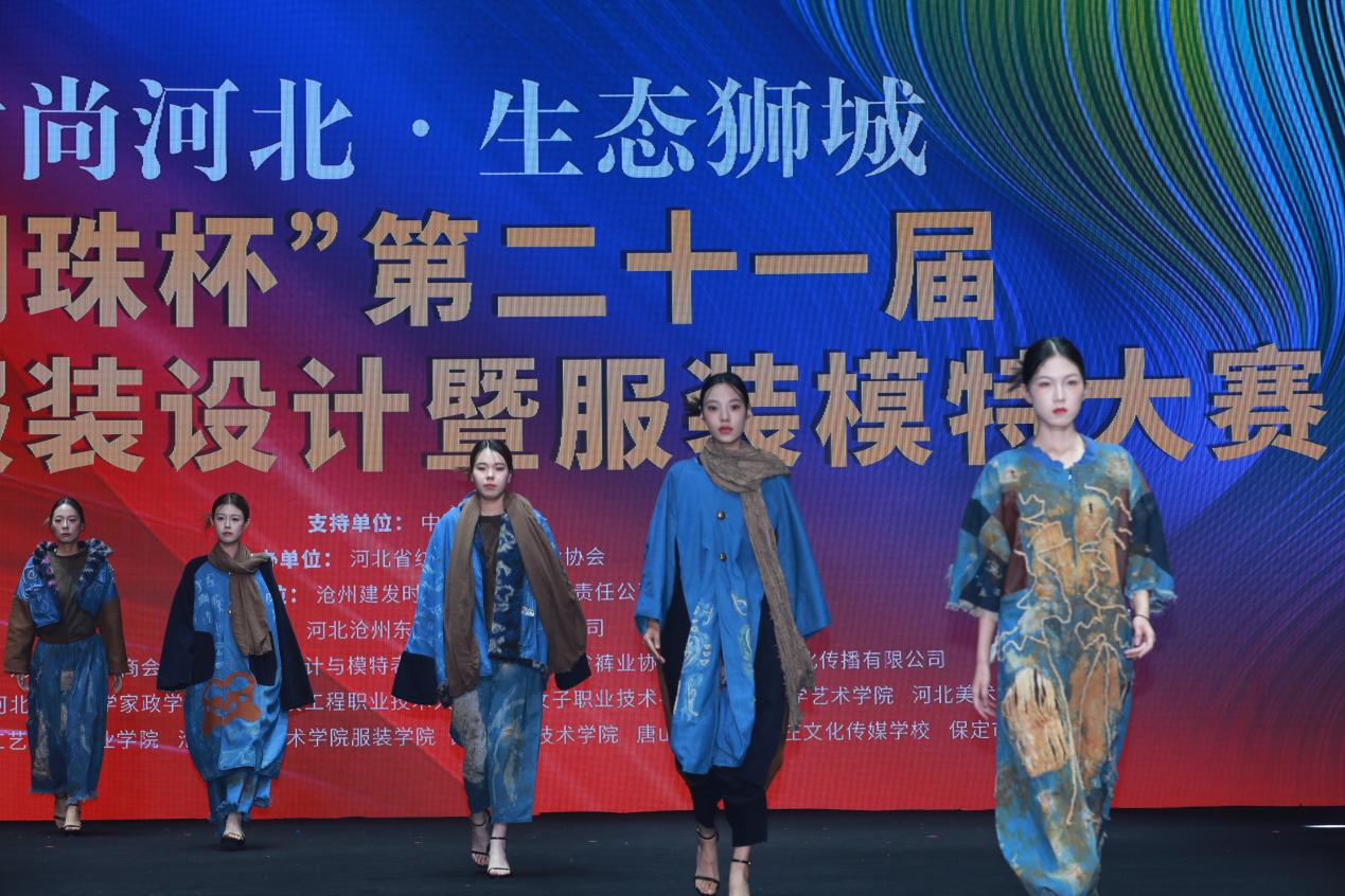 9月29日，模特在第八届河北时装周闭幕式上上展示服装设计师作品。刘建发摄