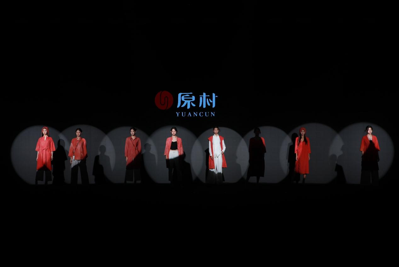9月29日，服装企业在第八届河北时装周闭幕式上展示产品。刘建发摄