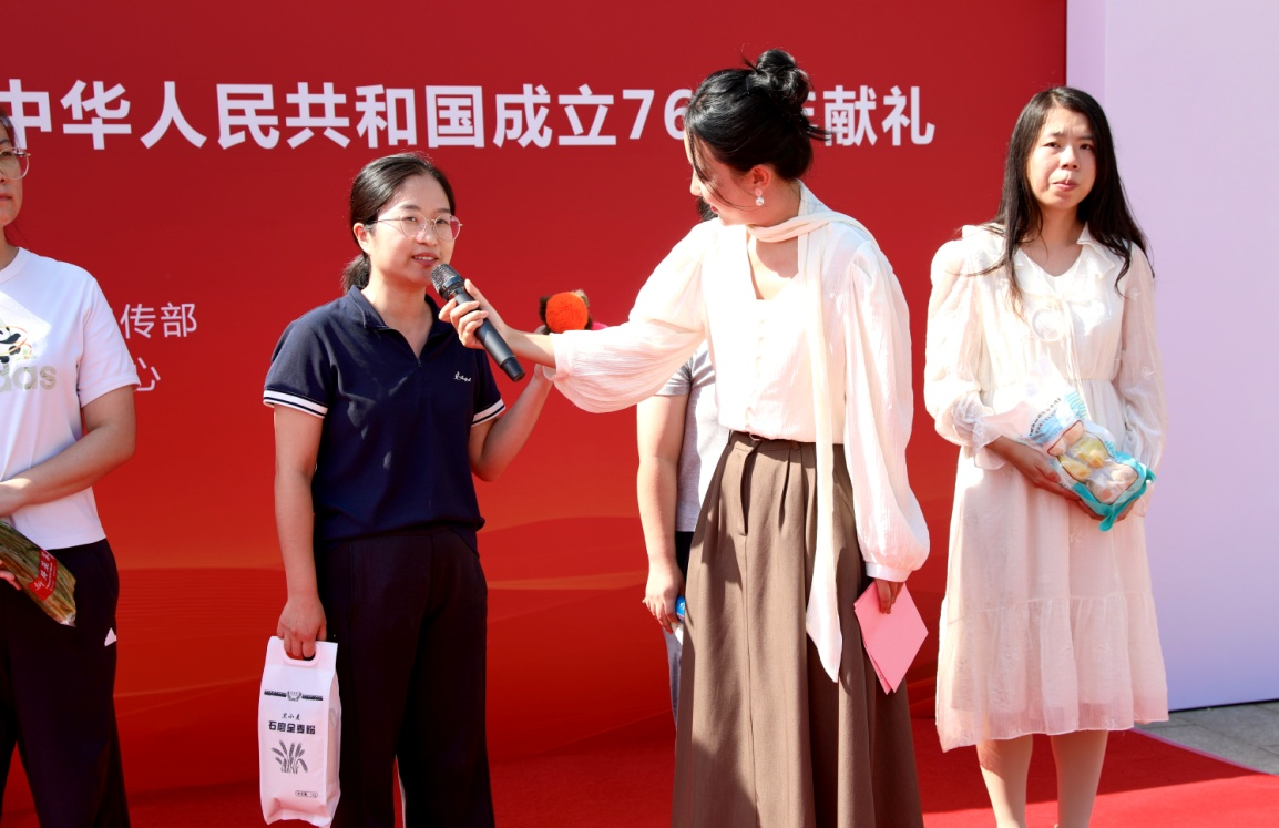 鄉鎮宣傳委員現場推介特色產品。劉巨雷攝
