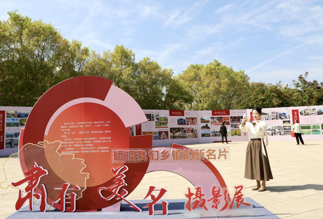 群眾在“肅有美名”主題攝影展現場拍照打卡。劉巨雷攝