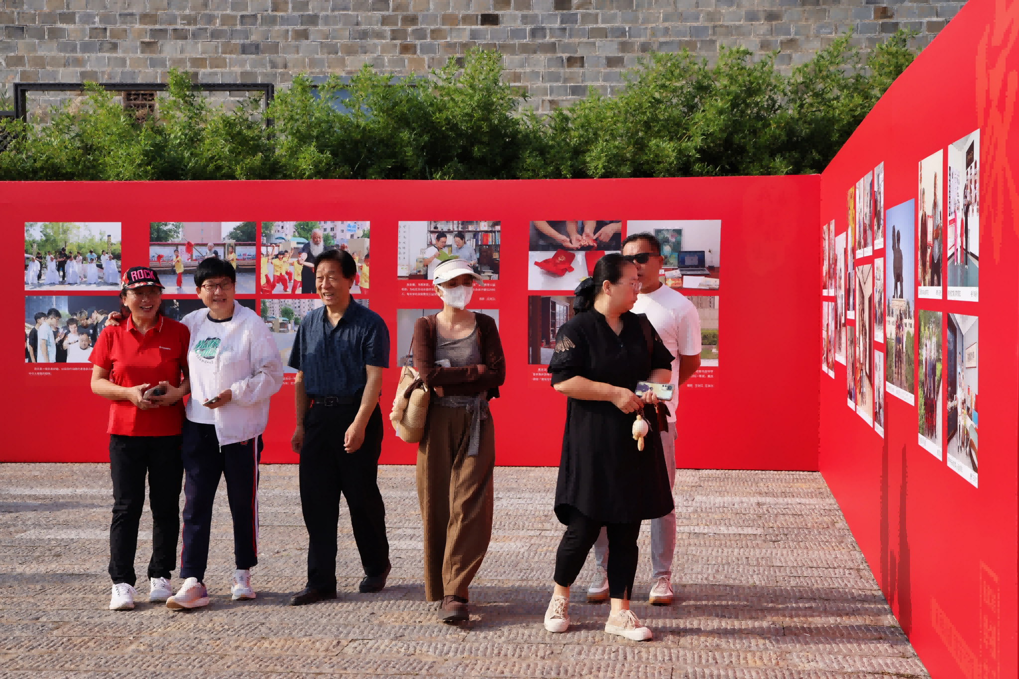 市民和游客欣賞攝影作品。楊洋攝
