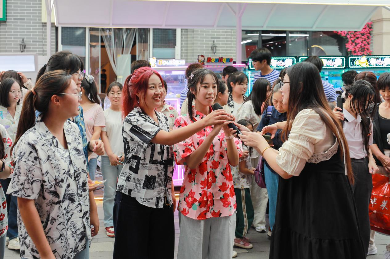 游客在建國裡文旅街區參與游戲。崔萌攝