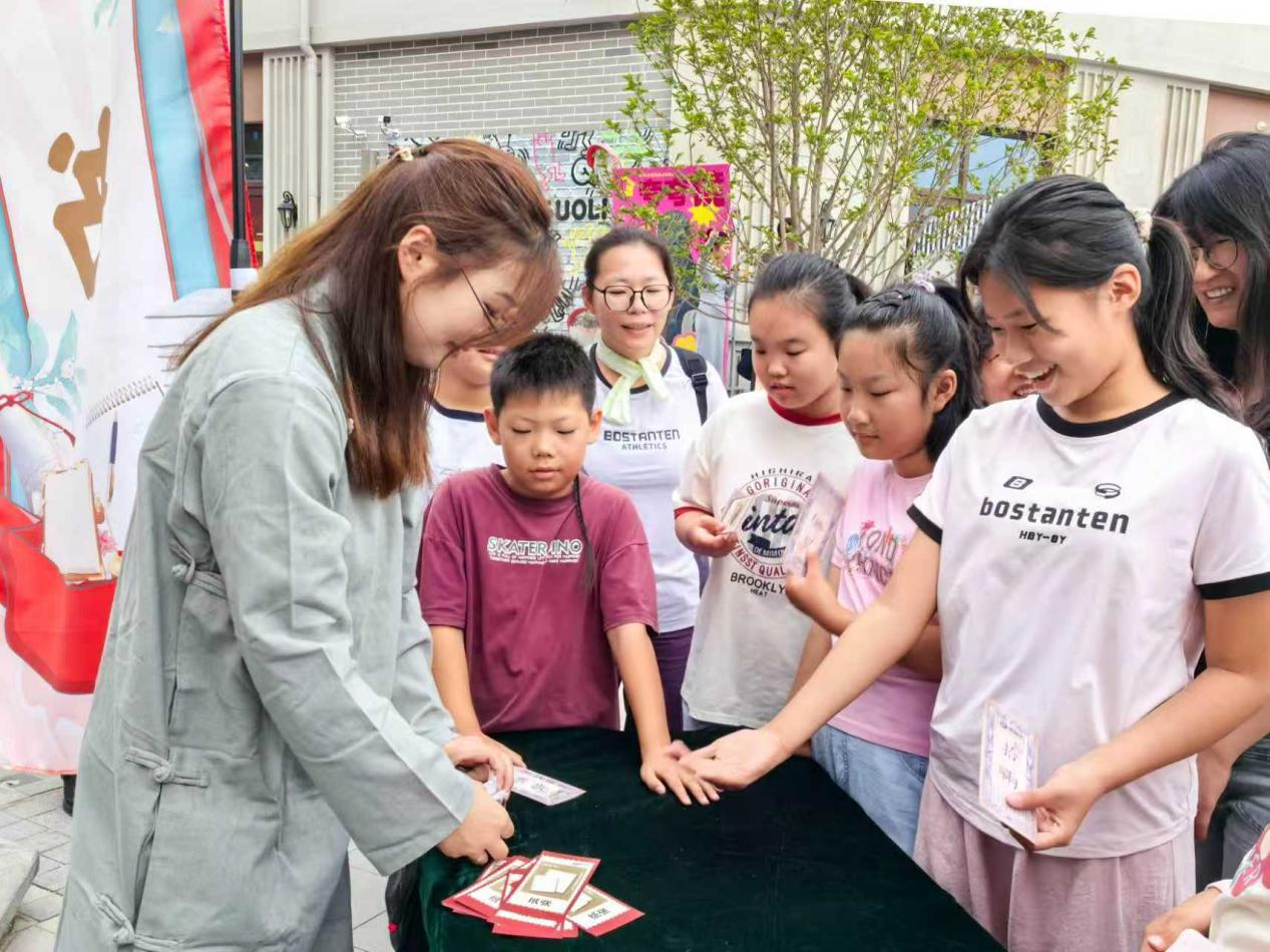 游客在建國裡文旅街區與NPC互動。王雪純攝