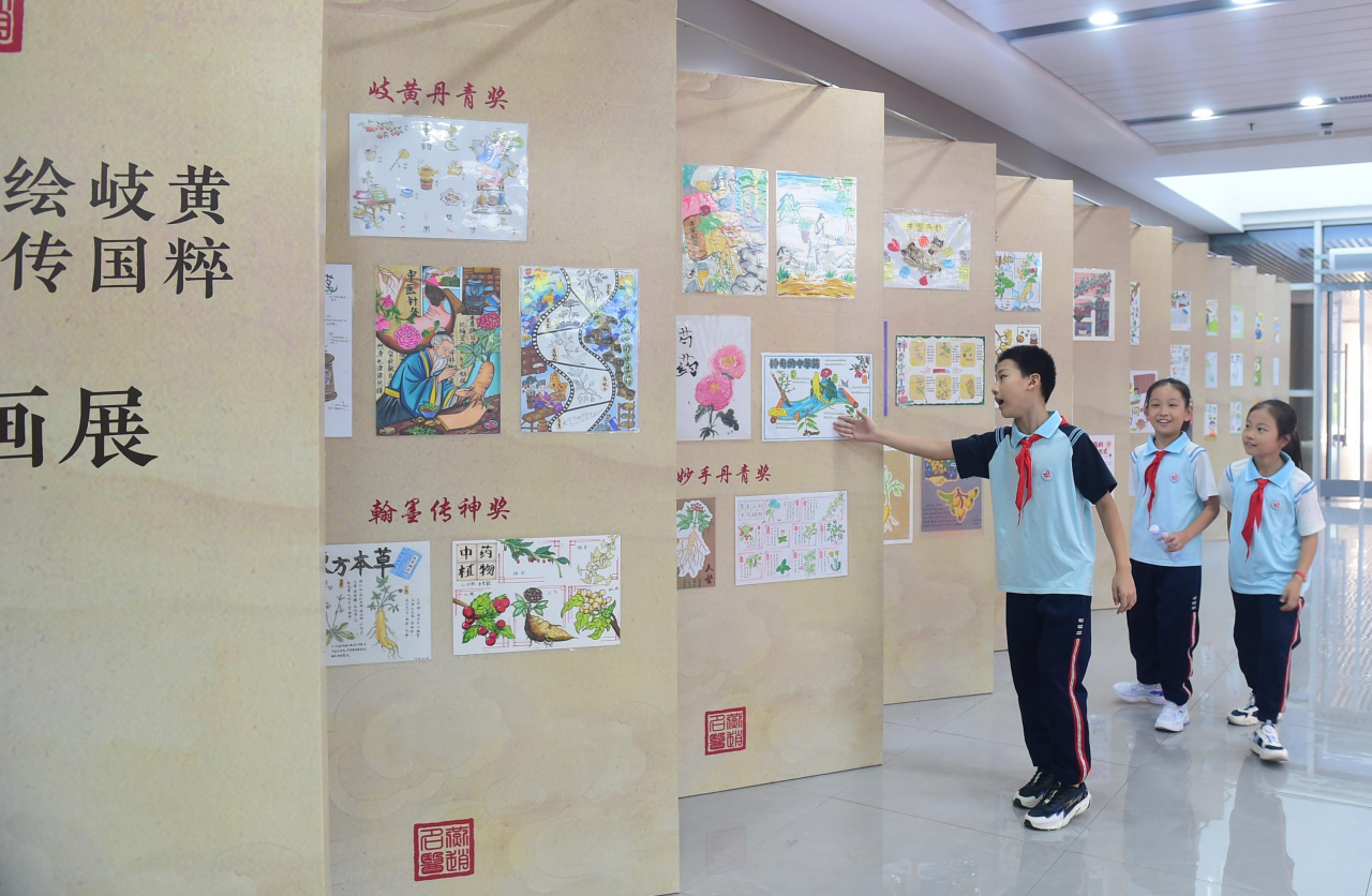燕赵名医馆举办的首届“一笔一画绘岐黄,童真童趣传国粹”画展现场。傅新春摄