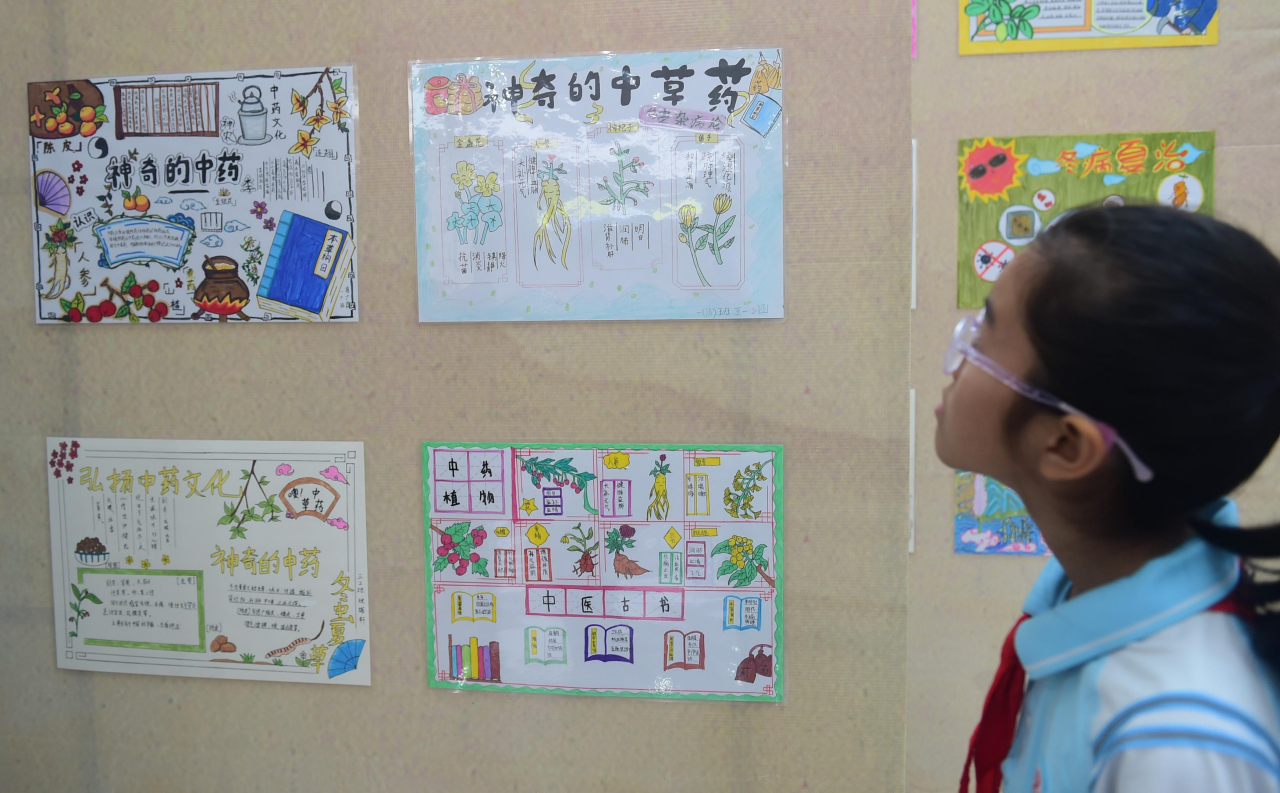 沧州市运河区迎宾路小学的孩子在参观画展。傅新春摄