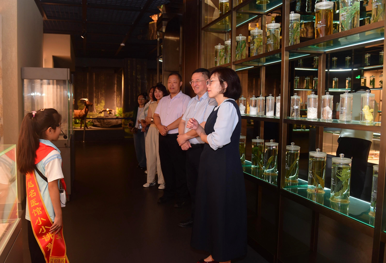 燕赵名医馆“小小讲解员”在为参观者讲解中草药知识。傅新春摄