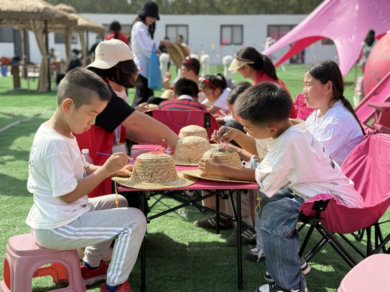在河蟹文化节现场,游客们体验亲子互动手工。杨淑媛摄