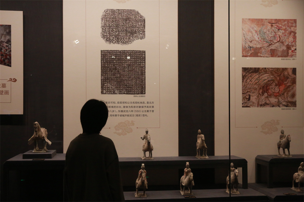 国庆期间，游客在邯郸磁县北朝考古博物馆参观。范文平摄