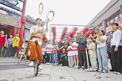 10月2日,吴桥杂技大世界景区举行九月庙会活动,杂技绝活、非遗展演轮番上演。 本报记者 张 昊摄
