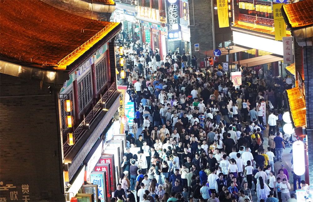 沧州南川老街上的游客。傅新春摄