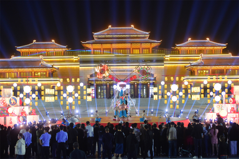 各地游客在吴桥杂技博物馆广场前游览。 傅新春摄