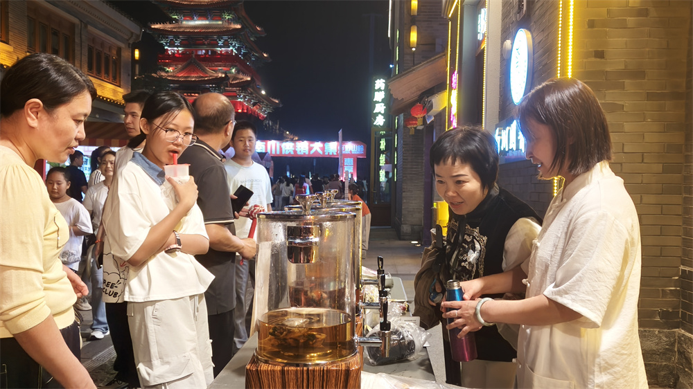 游客在沧州南川老街国医堂品尝各种中药养生茶饮。 傅新春摄