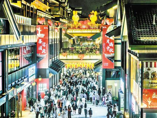 国庆中秋假期,邯郸市邯郸道历史文化街区游人如织。本报记者 田 明摄