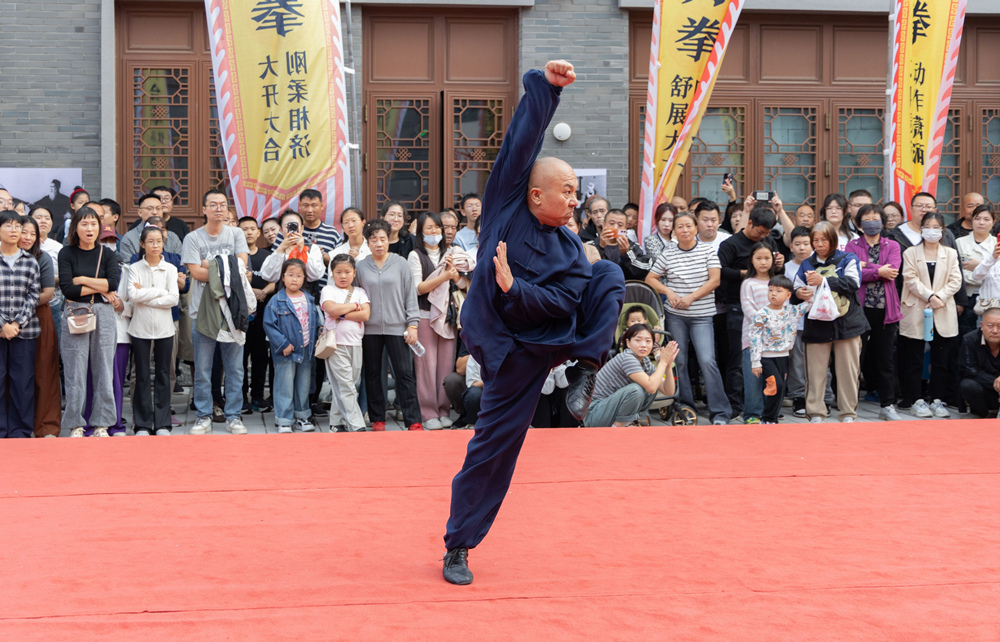 2025沧州市运河区“文襄运河，武耀南川”武术展演现场。温涛摄
