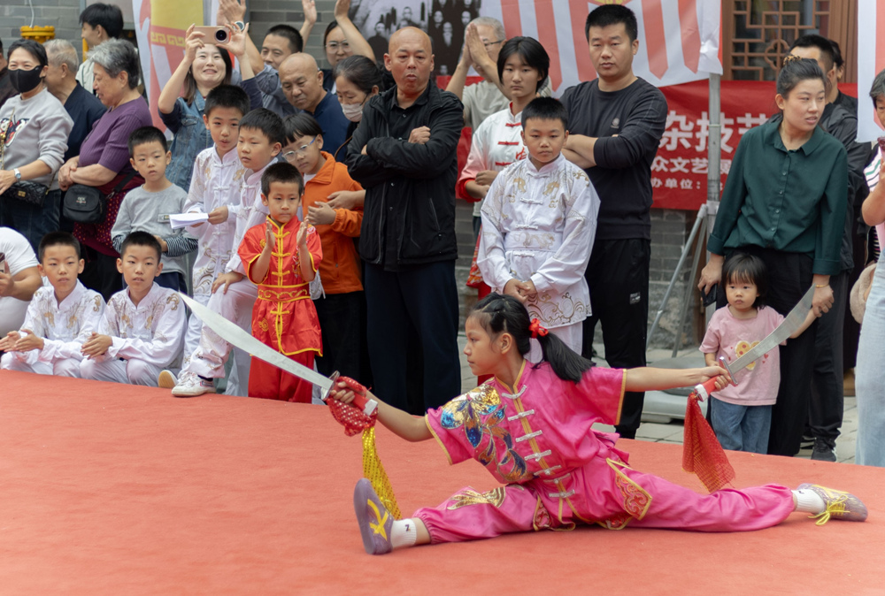 沧州武术后生在进行展演。温涛摄