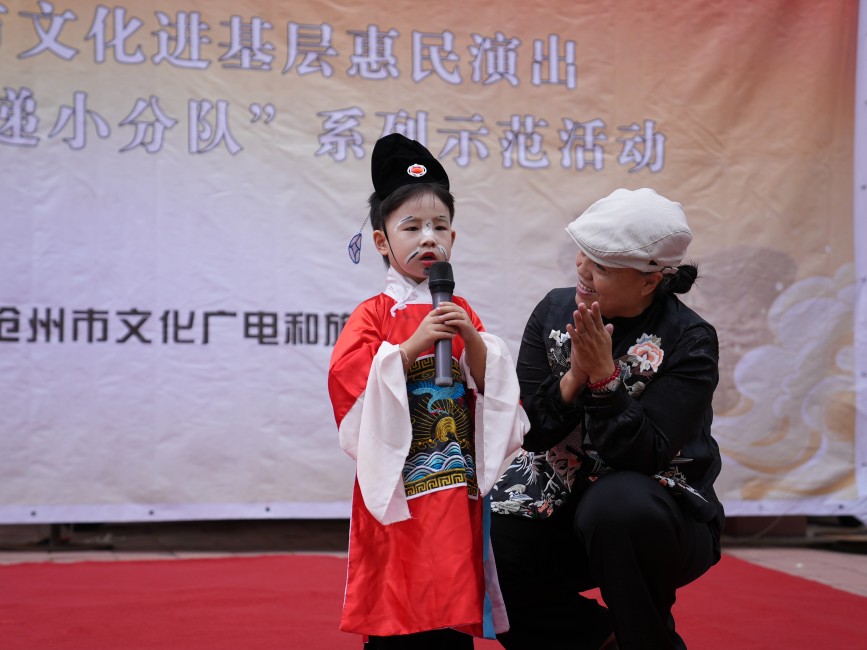 演出现场，指导老师与小演员互动。刘友辉摄