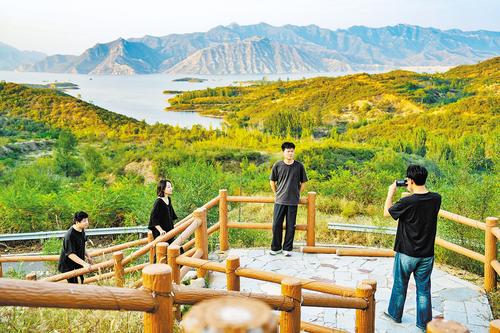 9月29日，徒步愛好者穿行於太行步道曲陽段環湖康養水路，在一步一景中感受曲陽的自然與人文之美。 本報記者 許佳奇攝