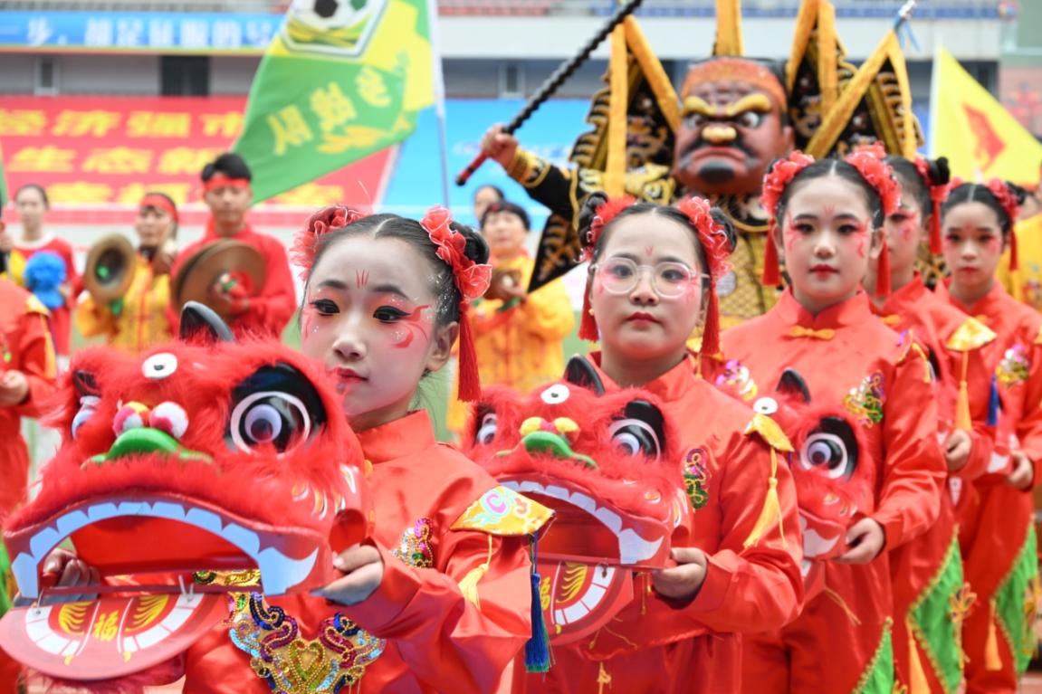武安市足球挑战赛开幕式上的文艺表演。岳光摄