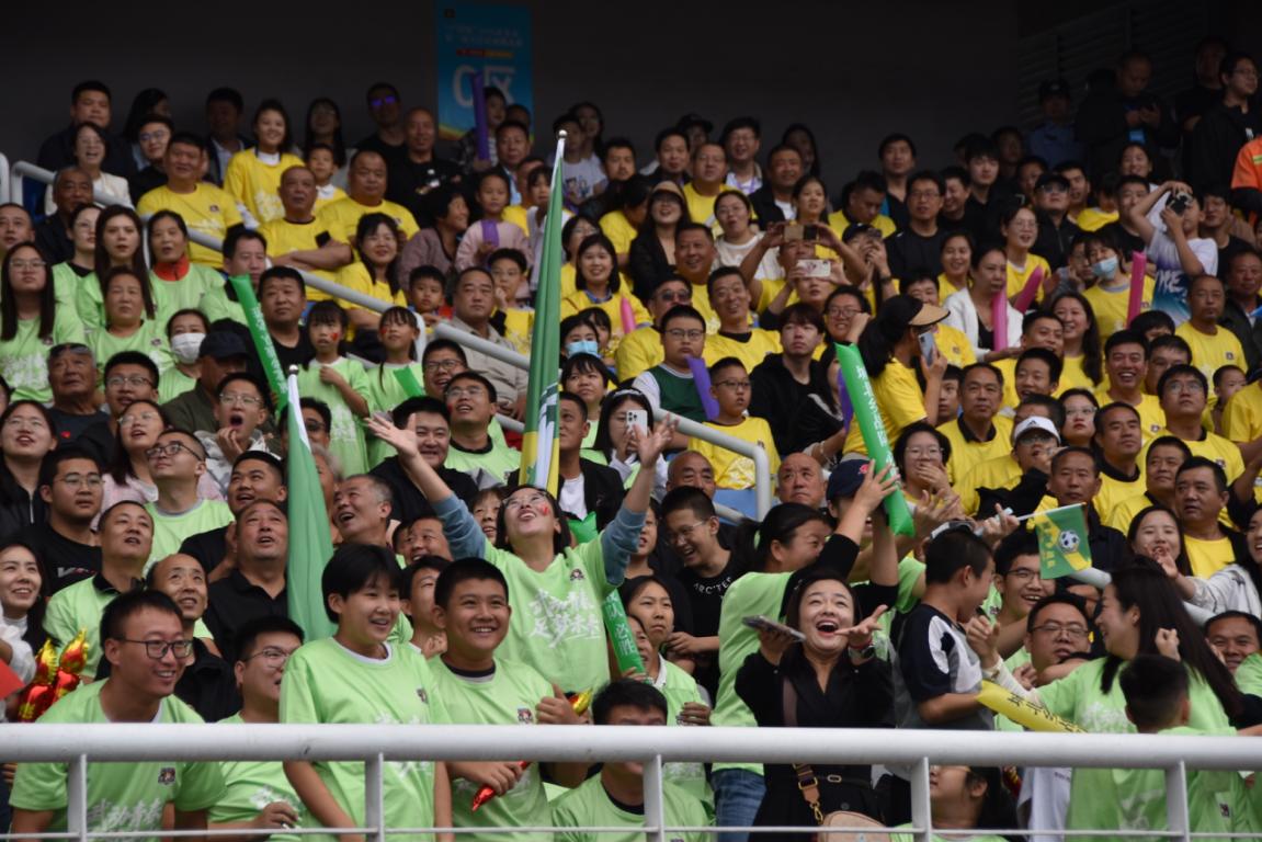武安市足球挑战赛看台上热情的观众。岳光摄