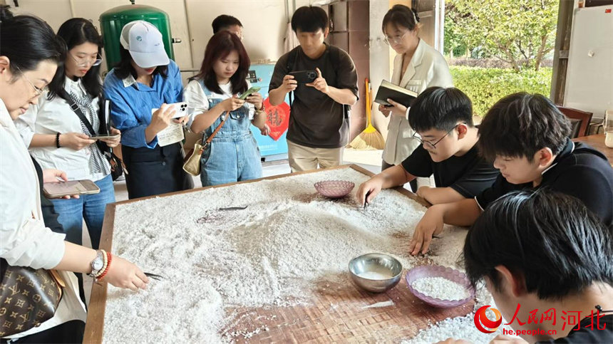 原料車間內工人正在細心分揀。人民網記者 楊文娟攝