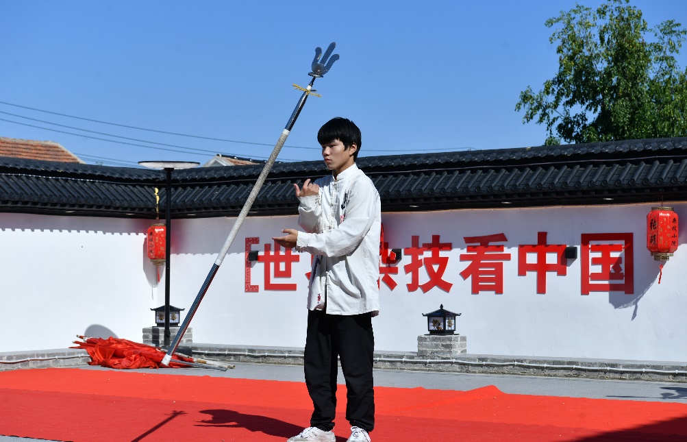 9月25日,学员在吴桥县桑园镇大第八村张硕杂技小院练习杂技。苑立伟摄