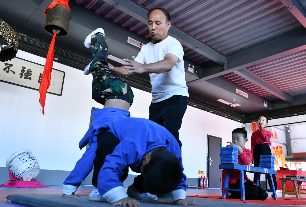 9月25日，老师在吴桥县桑园镇大第八村张硕杂技小院指导学员学习杂技。苑立伟摄