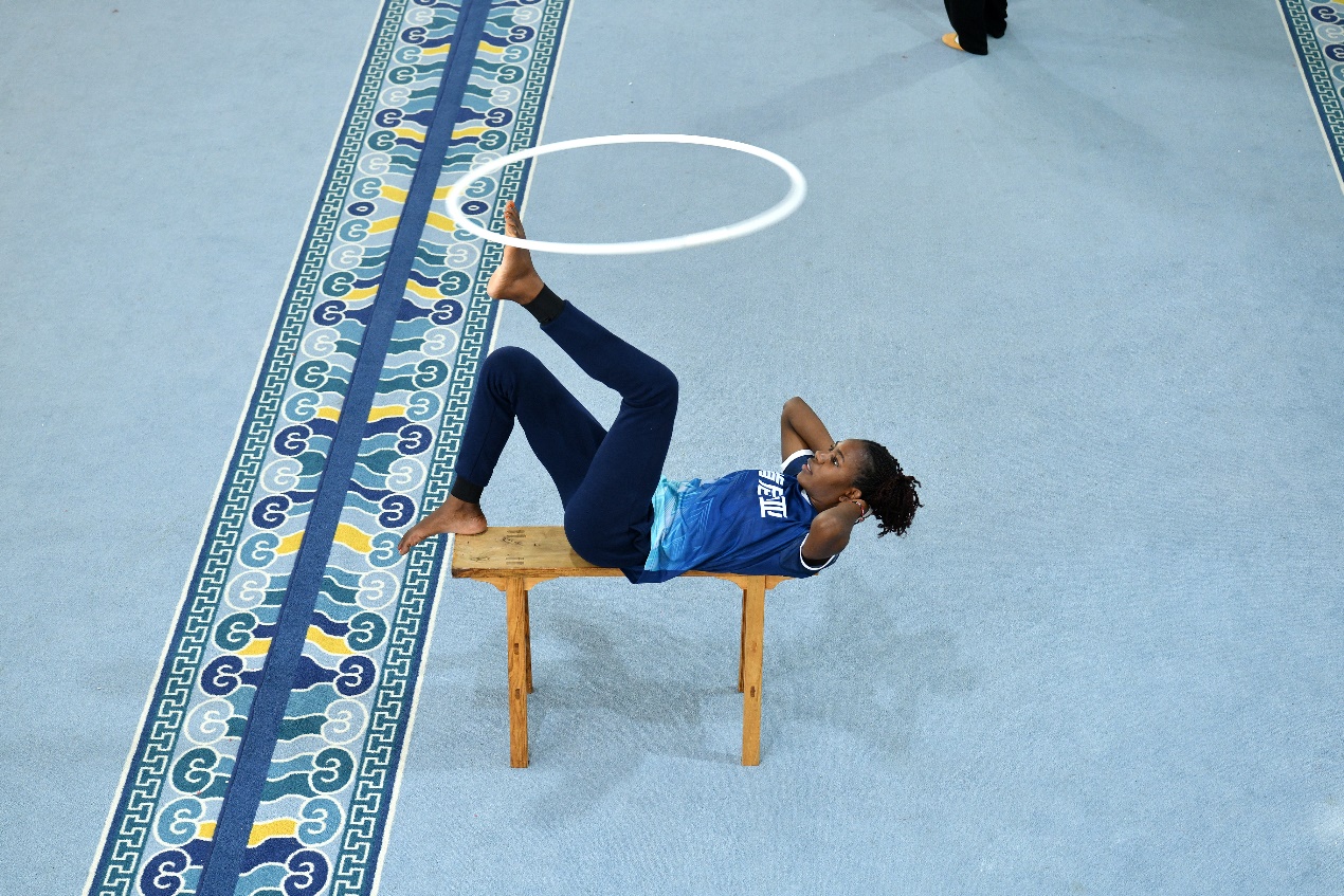 9月25日，外国学员在河北吴桥杂技艺术学校排练厅内练习杂技。苑立伟摄