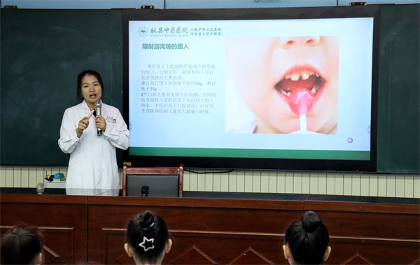 白明月醫生為學生講解口腔健康知識。李謙攝